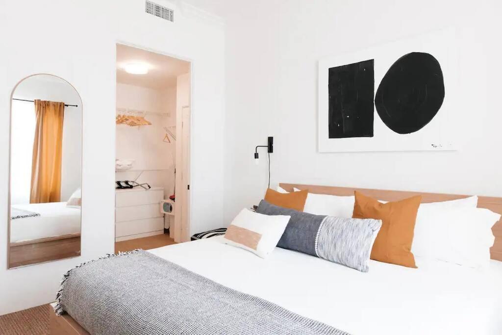 The Monarch - Chic 1br Pools And Views In Old Town Apartment