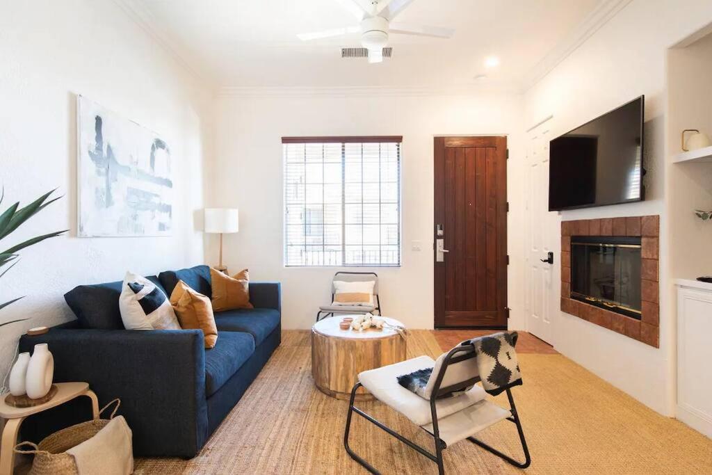 The Monarch - Chic 1br Pools And Views In Old Town Apartment *